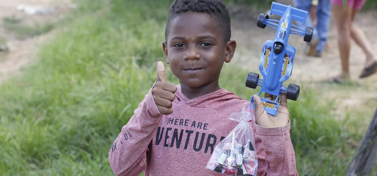 Garoto que recebeu brinquedo do projeto Doe Sorrisos atendendo