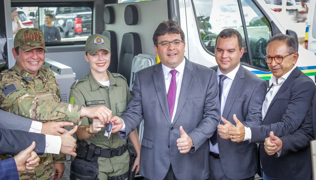 Governado entrega novas vans e viaturas para Polícia Militar