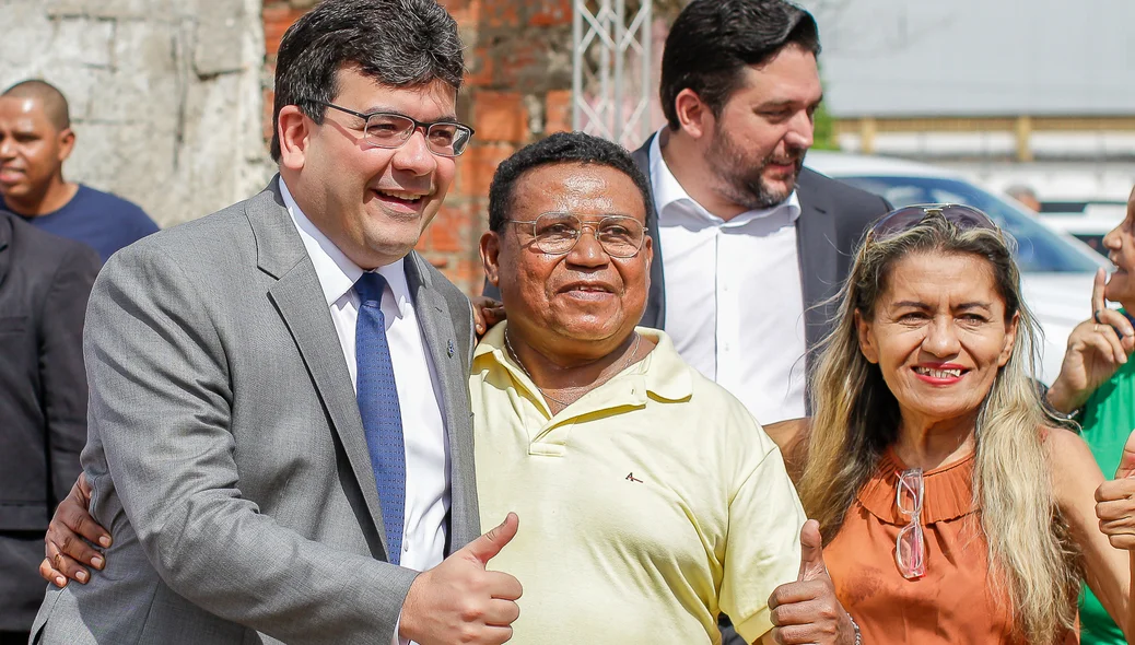 Governado Rafael Fonteles entregou títulos de posses a moradores da zona Leste de Teresina