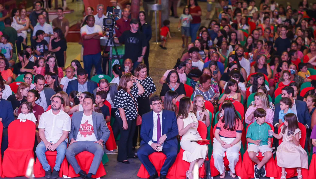 Governador e família durante inauguração da decoração natalina do Palácio de Karnak