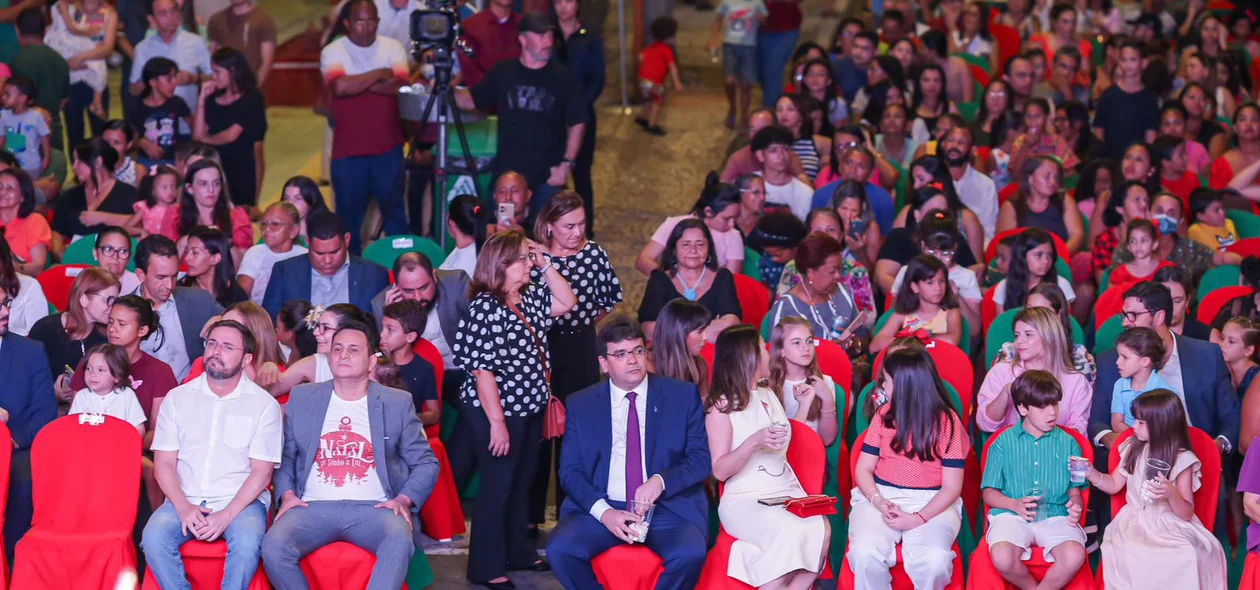 Governador e família durante inauguração da decoração natalina do Palácio de Karnak