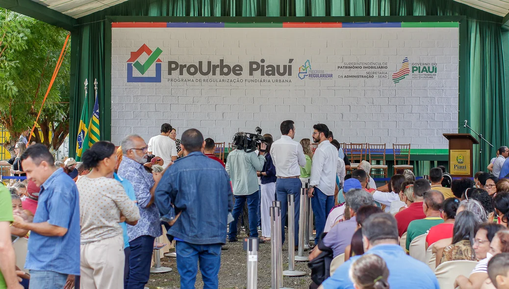 Governador Rafael Fonteles entrega títulos de posse em Teresina