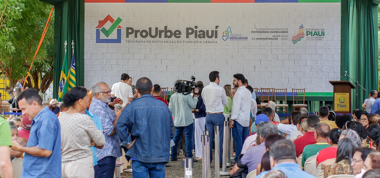 Governador Rafael Fonteles entrega títulos de posse em Teresina