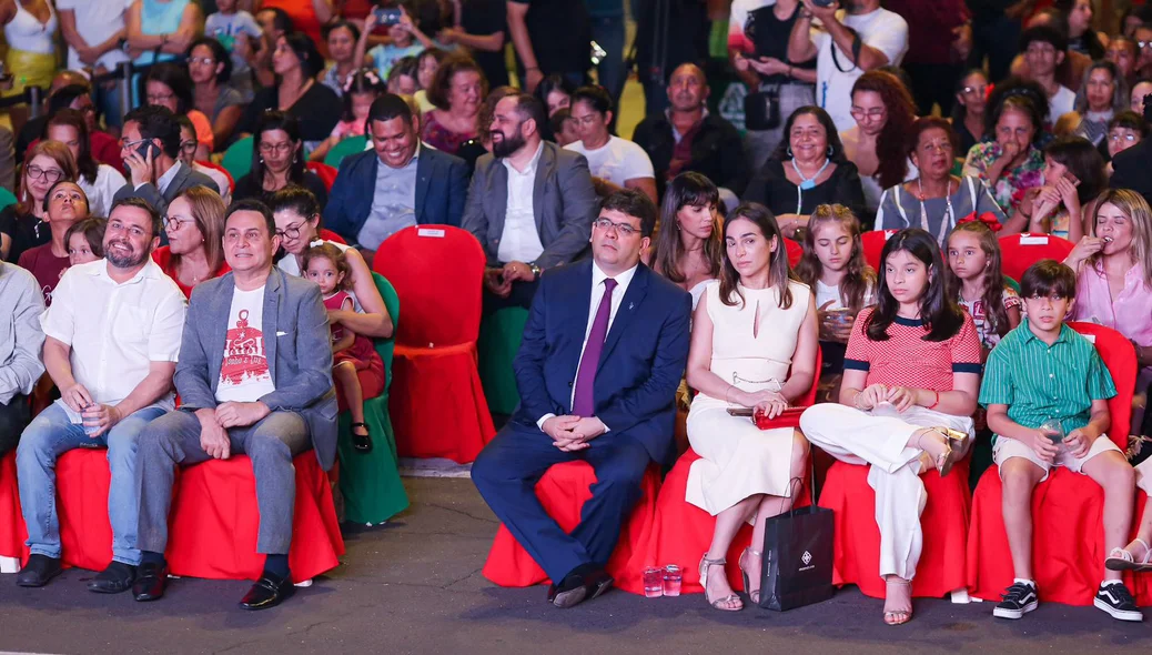 Governador Rafael Fonteles inaugura decoração de Natal pela primeira vez