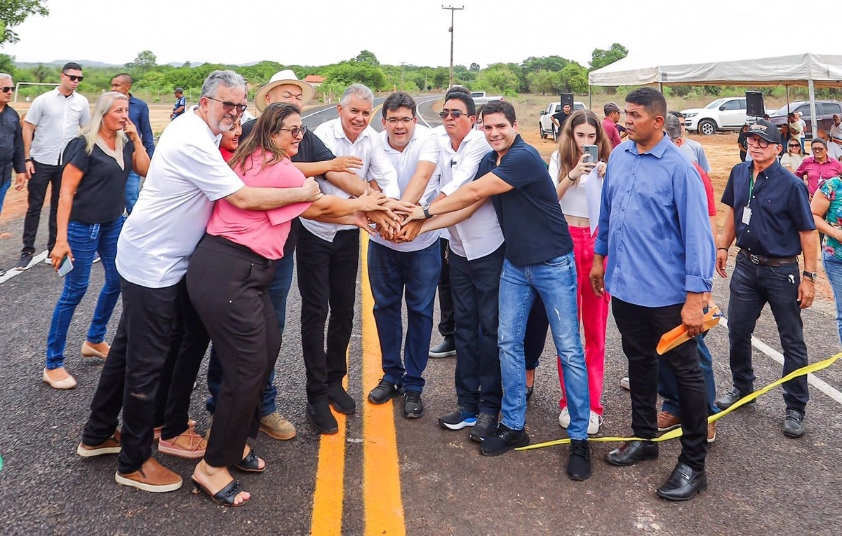 Governador Rafael Fonteles inaugurando obras