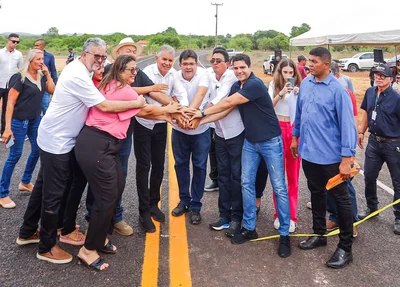 Governador Rafael Fonteles inaugurando obras