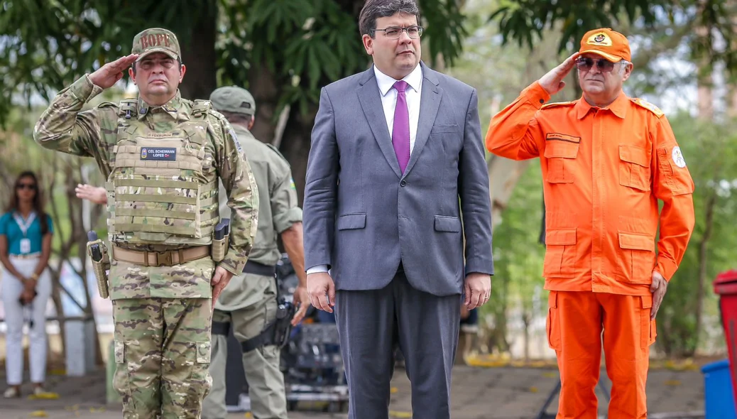 Governador Rafael Fonteles recebe honrarias da Polícia Militar
