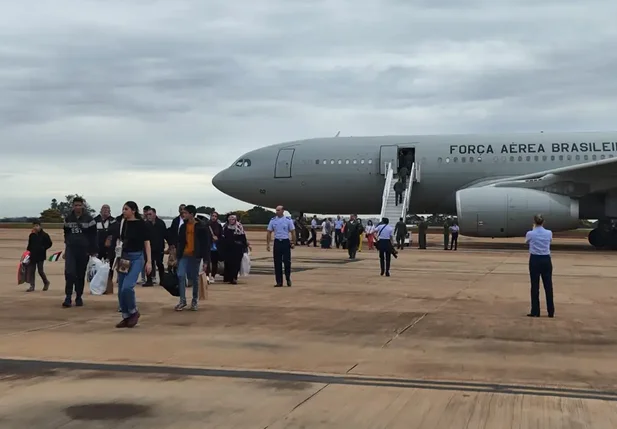 Grupo de 30 repatriados da Faixa de Gaza chegaram ao Brasil neste sábado (23)