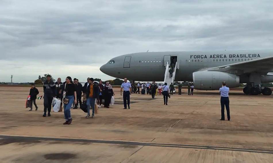 Grupo de 30 repatriados da Faixa de Gaza chegaram ao Brasil neste sábado (23)