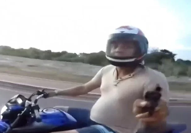 Homem armado aborda motociclista em alta velocidade