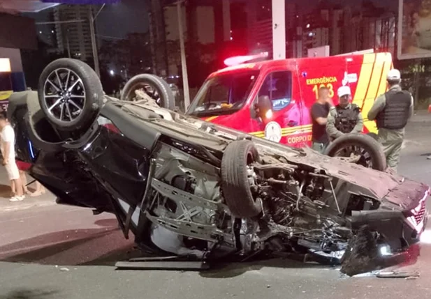 Homem capotou o carro após colidir contra uma árvore na Avenida Raul Lopes