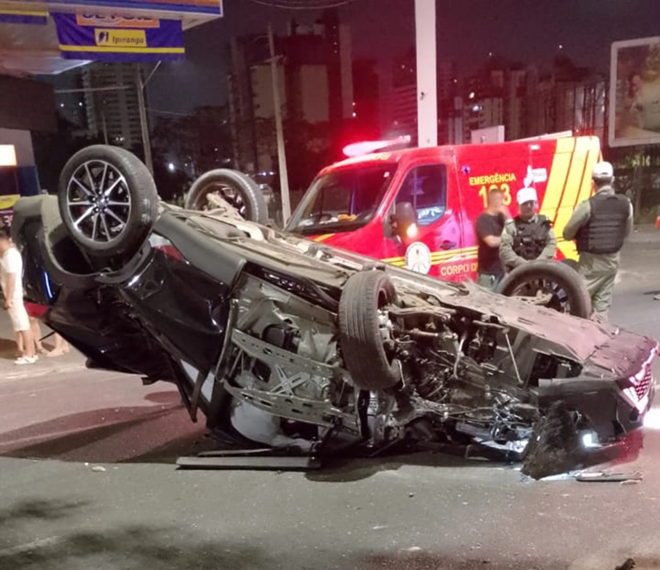 Homem capotou o carro após colidir contra uma árvore na Avenida Raul Lopes