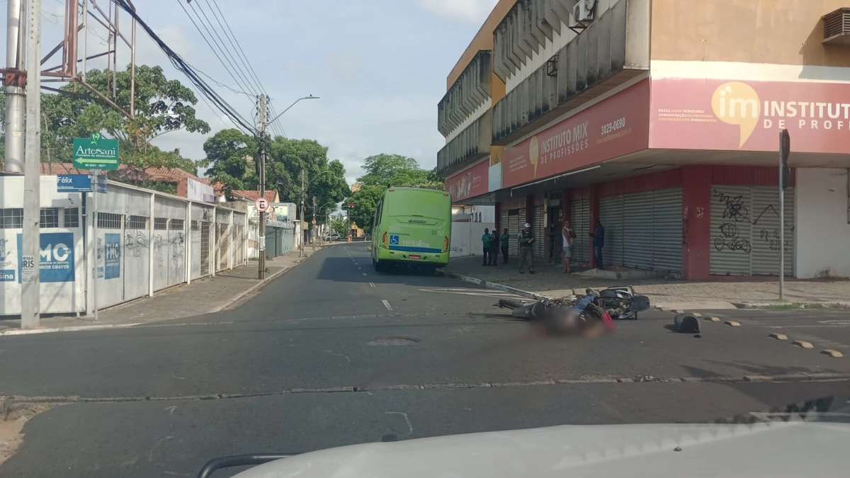 Homem não identificado em uma motocicleta modelo Broz morre em acidente ao colidir com ônibus em Teresina