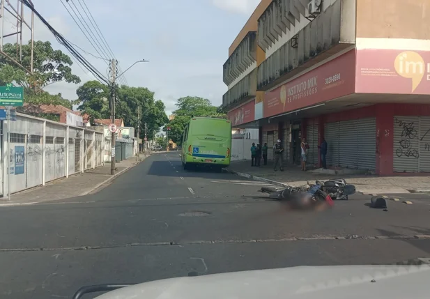 Homem não identificado em uma motocicleta modelo Broz morre em acidente ao colidir com ônibus em Teresina