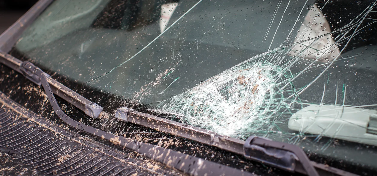 Impacto das grades de proteção com o para-brisa do carro