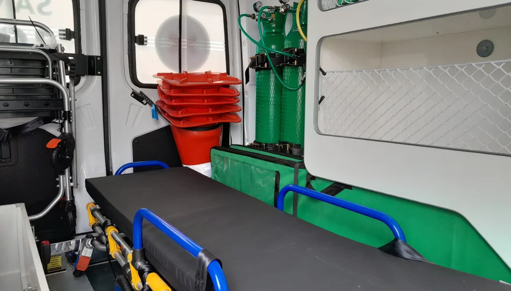Interior de uma das ambulâncias do Samu