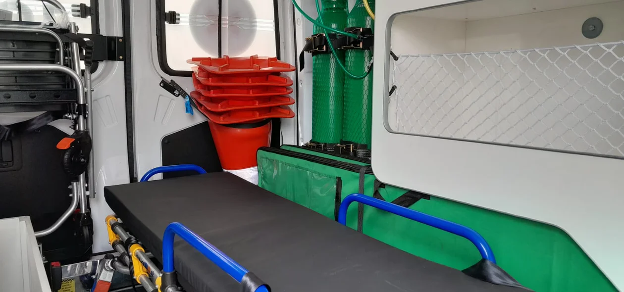 Interior de uma das ambulâncias do Samu