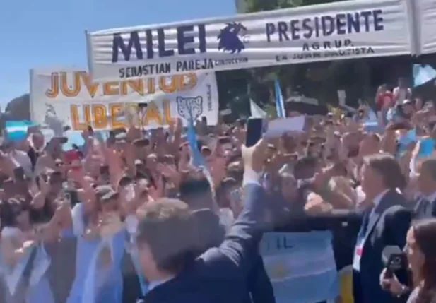 Jair Bolsonaro é ovacionado em posse de Javier Milei