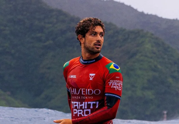 João Chianca sofre queda durante treino em Pipeline, no Havaí