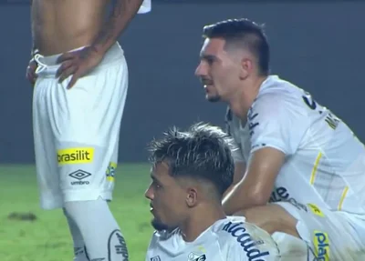 Jogadores do Santos desolados ao perder para o Fortaleza