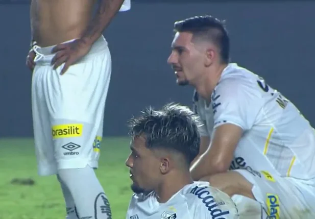 Jogadores do Santos desolados ao perder para o Fortaleza