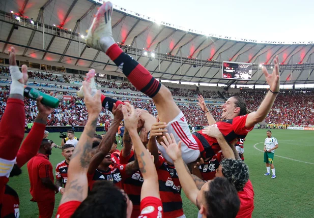 Jogadores levantam Filipe Luís em despedida no Maracanã