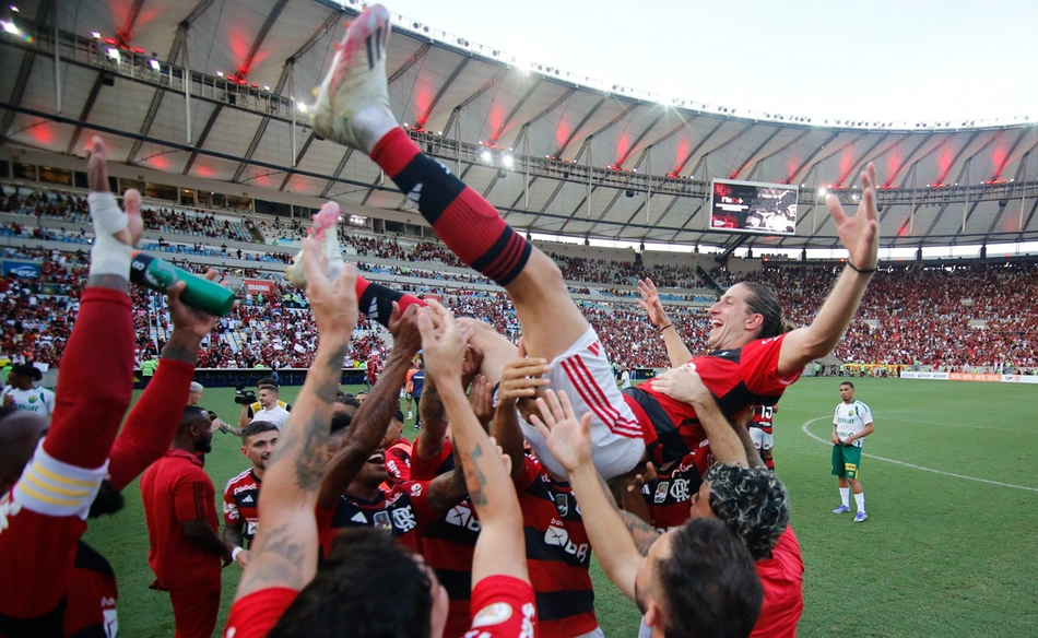 Jogadores levantam Filipe Luís em despedida no Maracanã