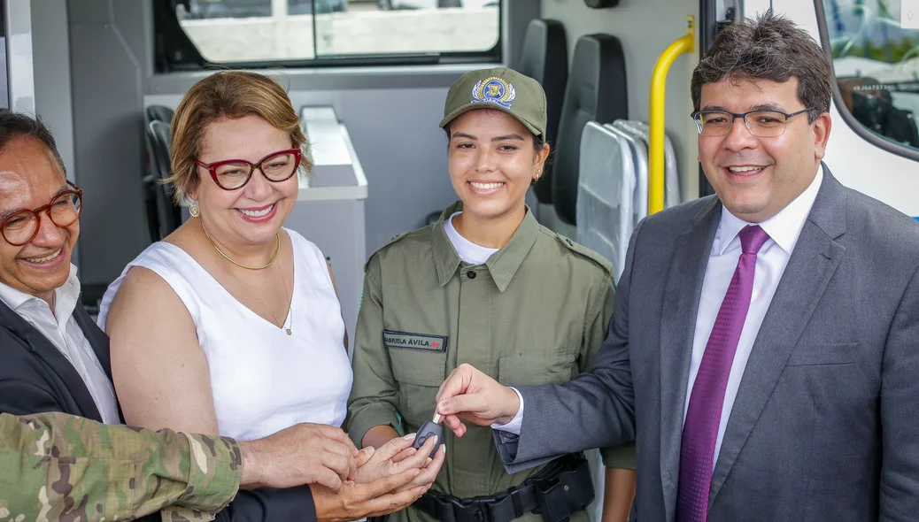 Jussara Lima e Govenador Rafael Fonteles durante entrega de viaturas para PMPI