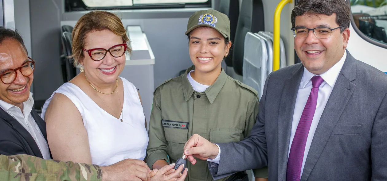 Jussara Lima e Govenador Rafael Fonteles durante entrega de viaturas para PMPI