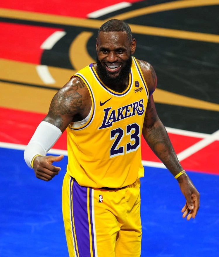 LeBron James conduz Lakers à vitória no In-Season Tournament