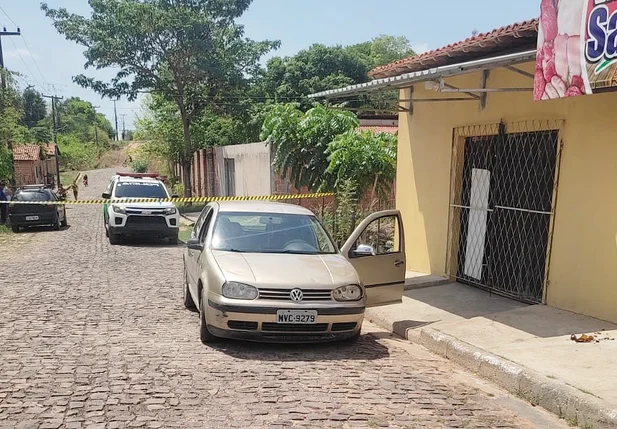 Local onde ocorreu o crime. A vítima morreu dentro do veículo no Parque Jacinta, zona sul de Teresina