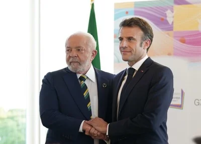 Lula e Macron durante evento