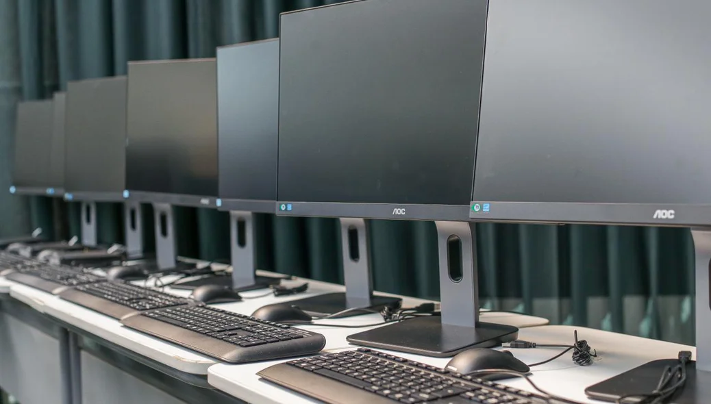 Mais computadores para os alunos