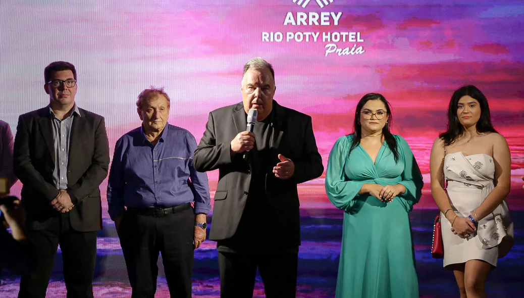 Manuel Arrey durante discurso na reinauguração do Rio Poty Hotel Praia