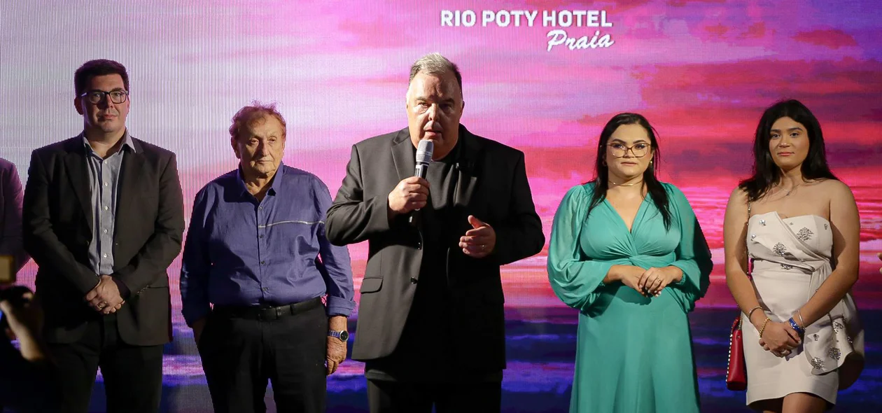 Manuel Arrey durante discurso na reinauguração do Rio Poty Hotel Praia