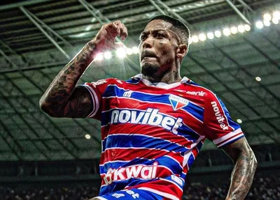 Marinho comemorando gol pelo Fortaleza