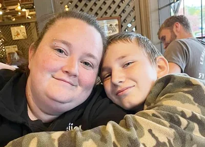 Mollee Kristine Campbell e seu filho William McCarren, que contraiu bactéria Mycoplasma pneumoniae