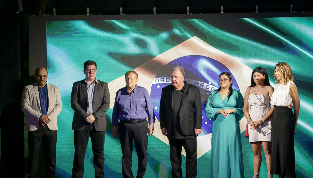 Momento do Hino Nacional na solenidade de reinauguração