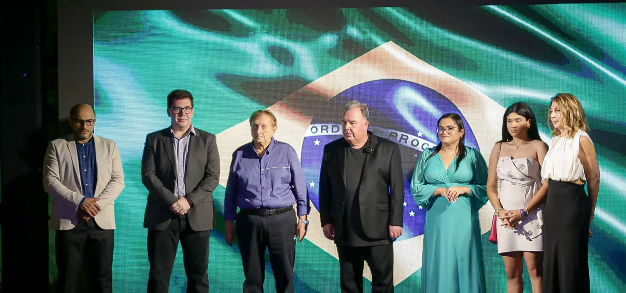 Momento do Hino Nacional na solenidade de reinauguração