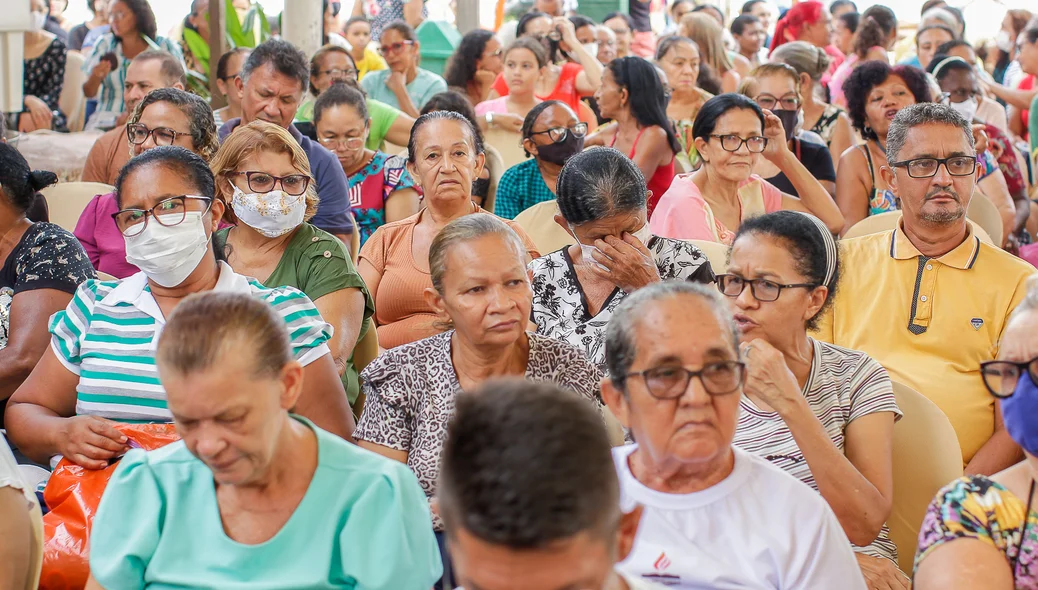 Moradores a espera da contemplação dos títulos de posse