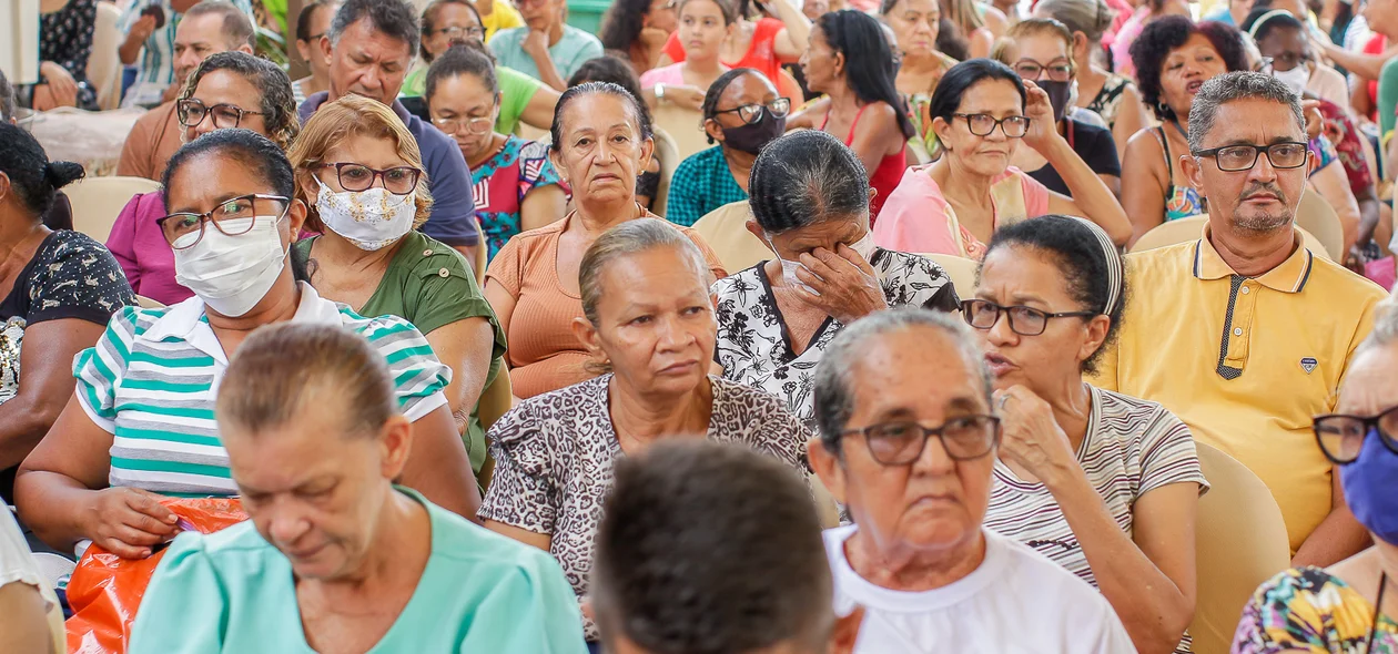 Moradores a espera da contemplação dos títulos de posse