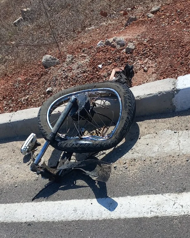 Moto foi partida ao meio