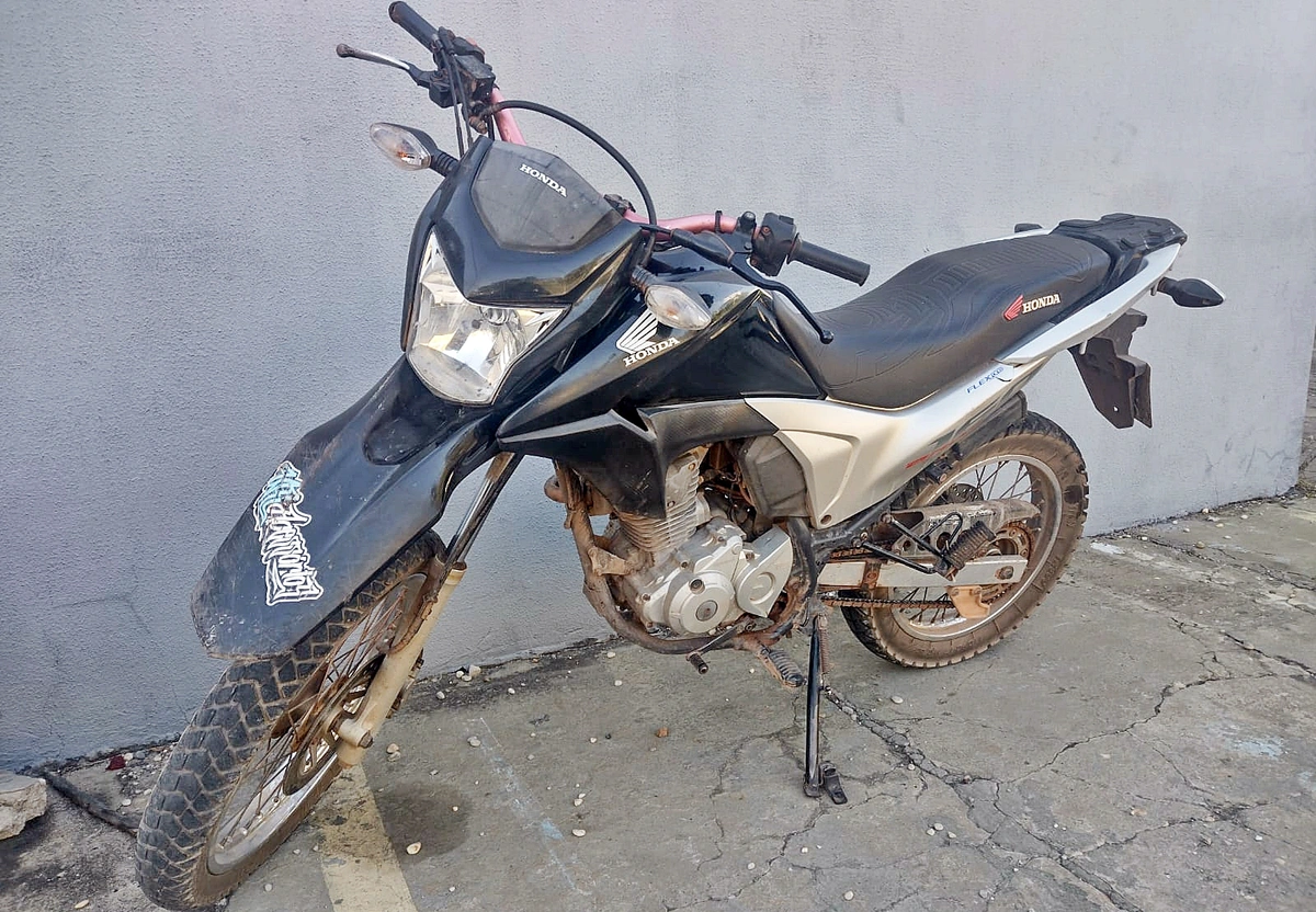 Motocicleta de Alan Carlos Silva Rabelo, que foi executado a tiros com Roniel de Souza Deó no Rodoanel de Teresina