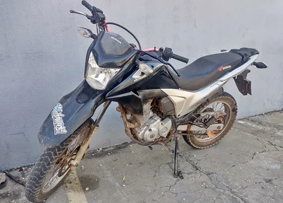 Motocicleta de Alan Carlos Silva Rabelo, que foi executado a tiros com Roniel de Souza Deó no Rodoanel de Teresina
