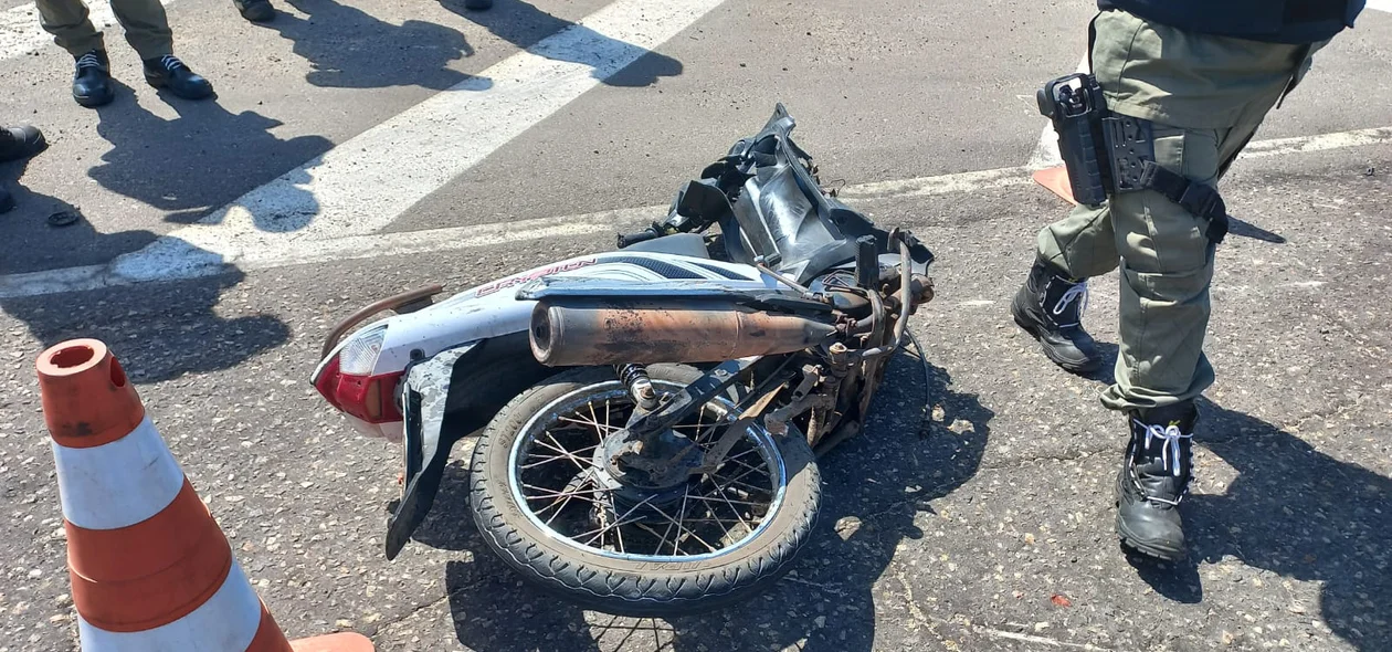 Motocicleta ficou destruída