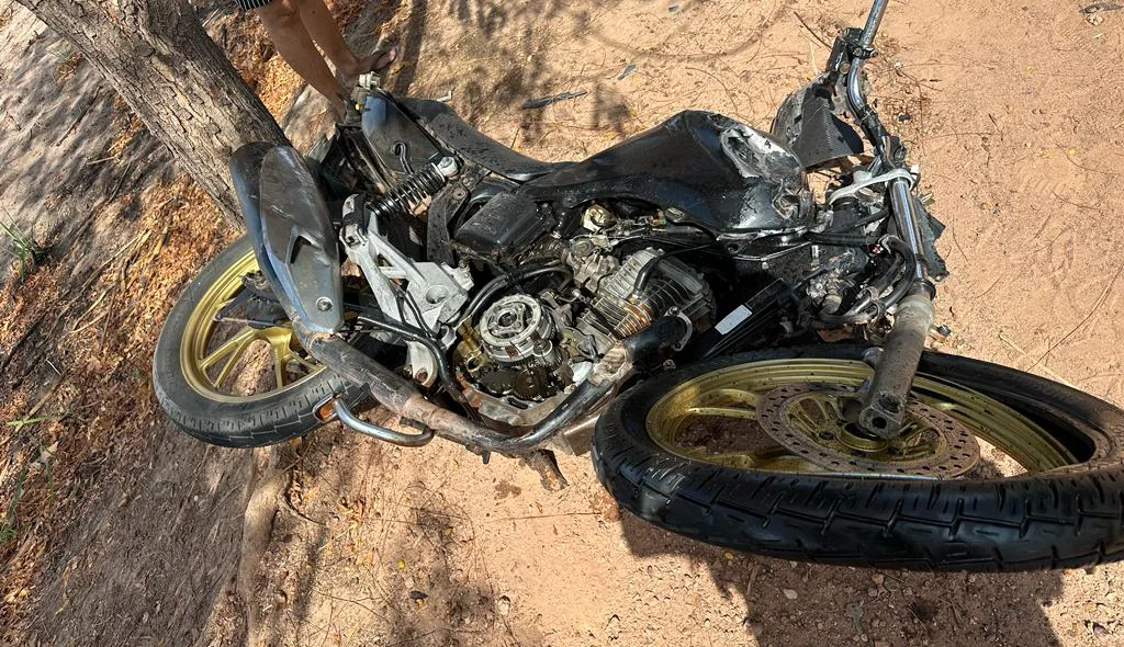Motocicleta ficou destruída após a colisão