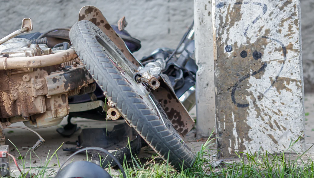 Motocicleta ficou destruída