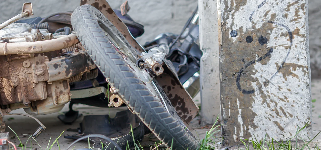 Motocicleta ficou destruída