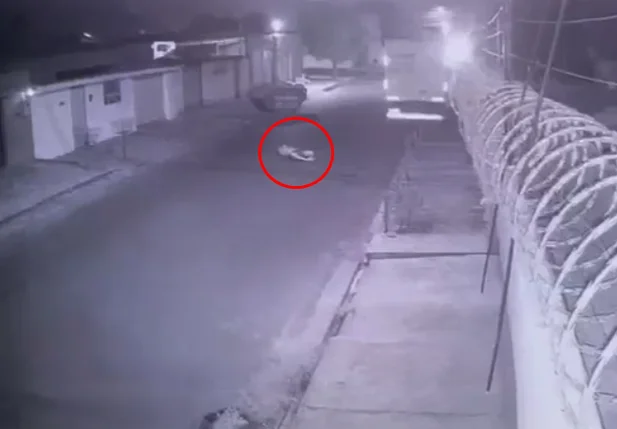 Motorista de aplicativo caído após ser baleado