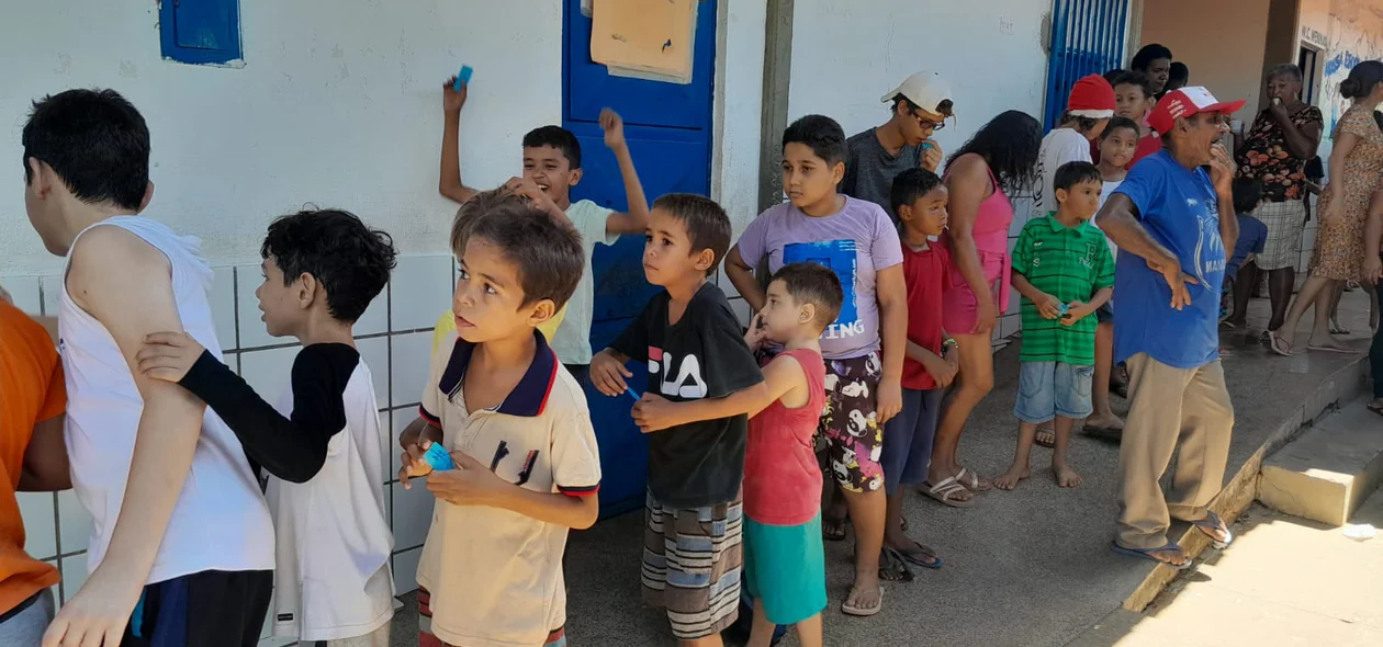 Na fila aguardando os presentes